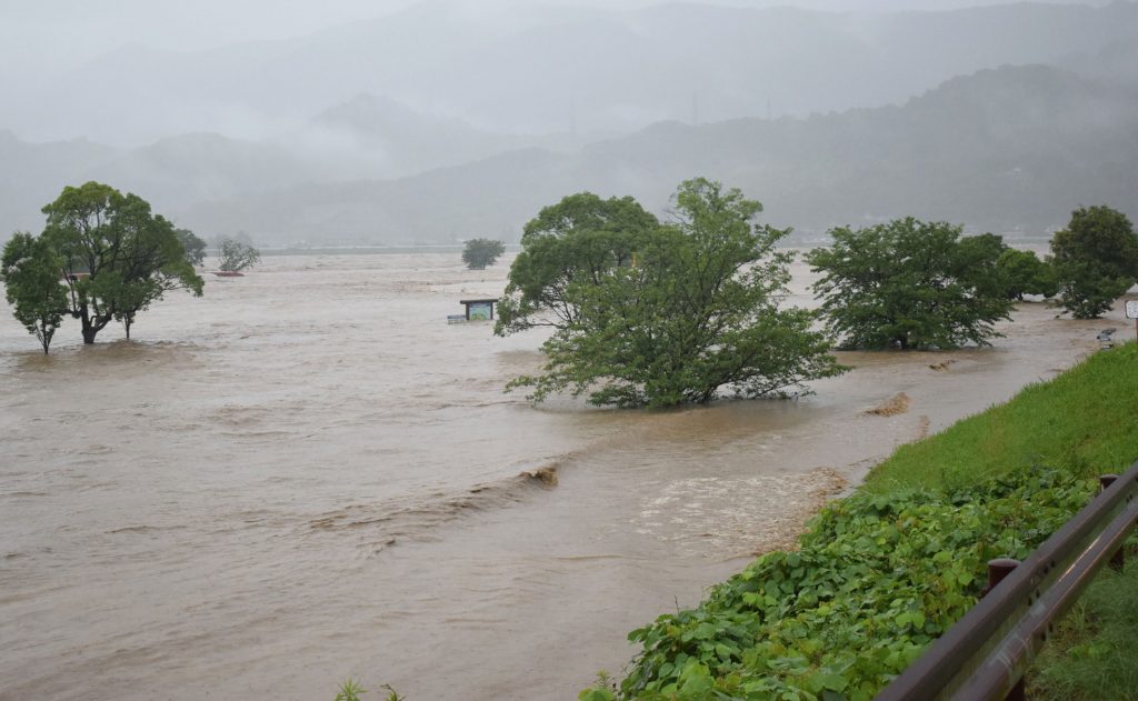国土交通省八代河川国道事務所などは４日午前５時５５分、熊本県球磨村で球磨川が氾濫したと発表した。(AFP)