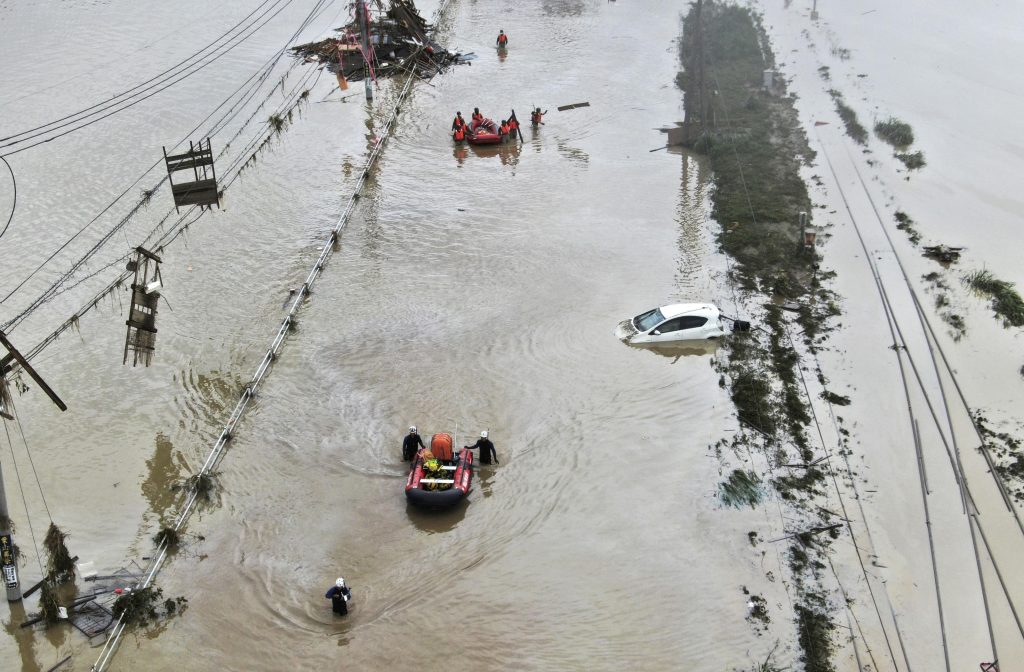 熊本県南部の熊本県球磨村における豪雨を受けて救助活動が行われている。＝2020年7月5日  （写真/Kyodo News via AP)