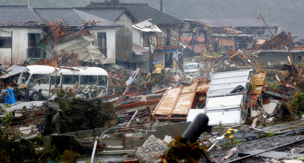 大雨に見舞われた日本南部の熊本県熊本市の住宅街にはがれきが散乱している。7月7日（資料写真／共同通信、ＡＰ経由）