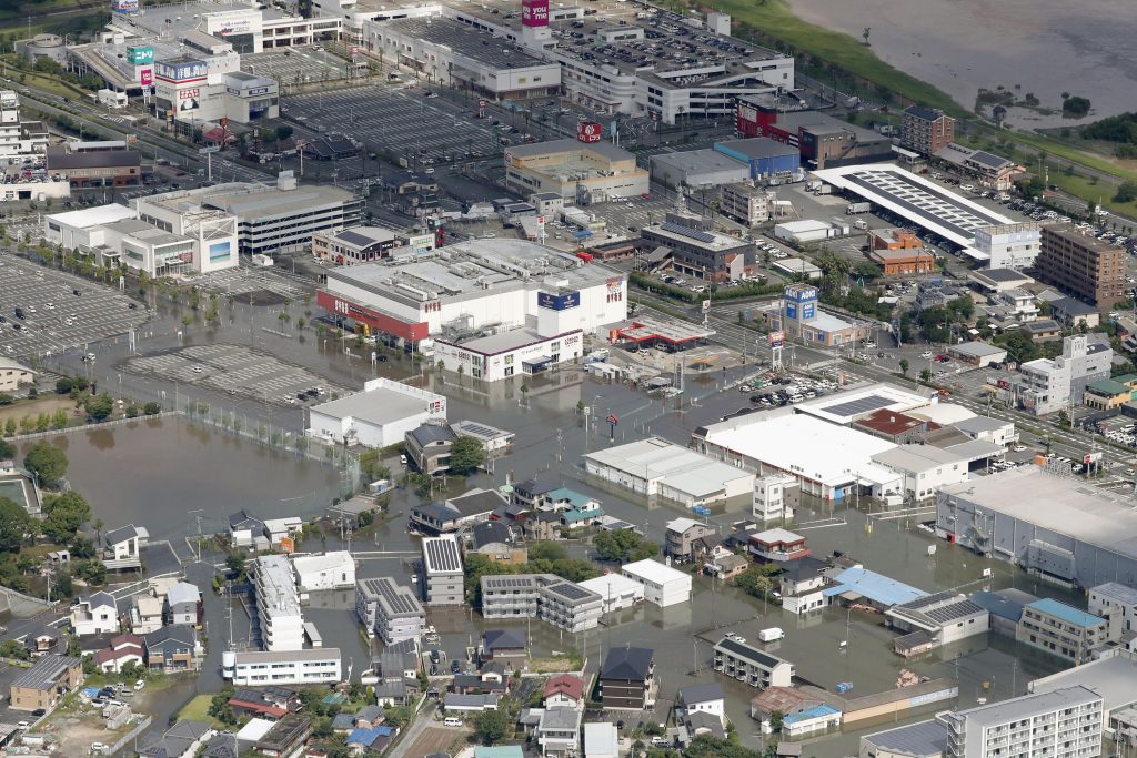 2020年7月8日水曜日、南日本の福岡県久留米市で大雨の後に道路が浸水した。 （AP通信の写真/ 共同通信）