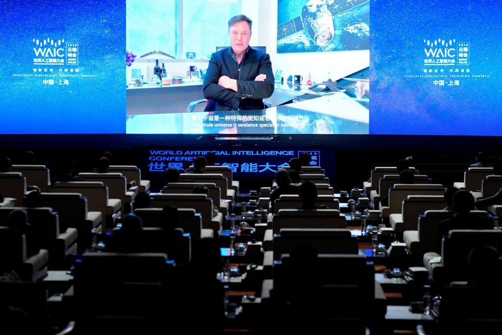 上海で開催されたWAICの開会式でスクリーンに登場したテスラのCEO、イーロン・マスク氏。（資料写真/ロイター） 