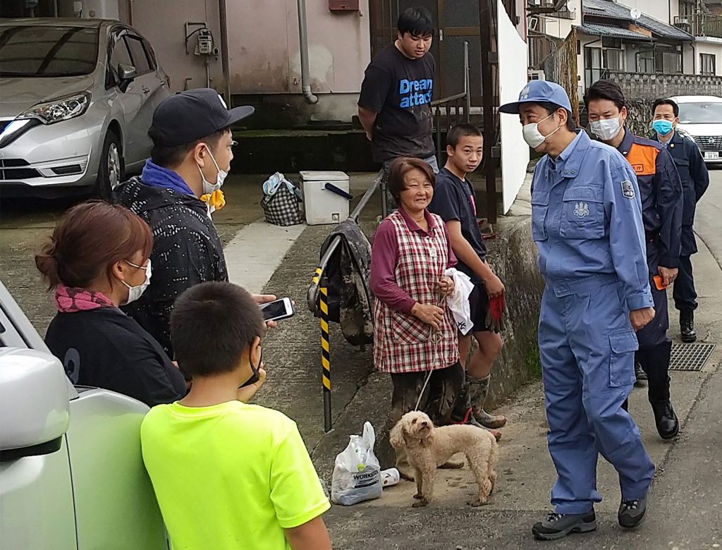 2020年7月13日、豪雨に見舞われた熊本県球磨村の地域を訪れ、住民と対話する日本の安倍晋三首相（右）。（資料画像・AFP）