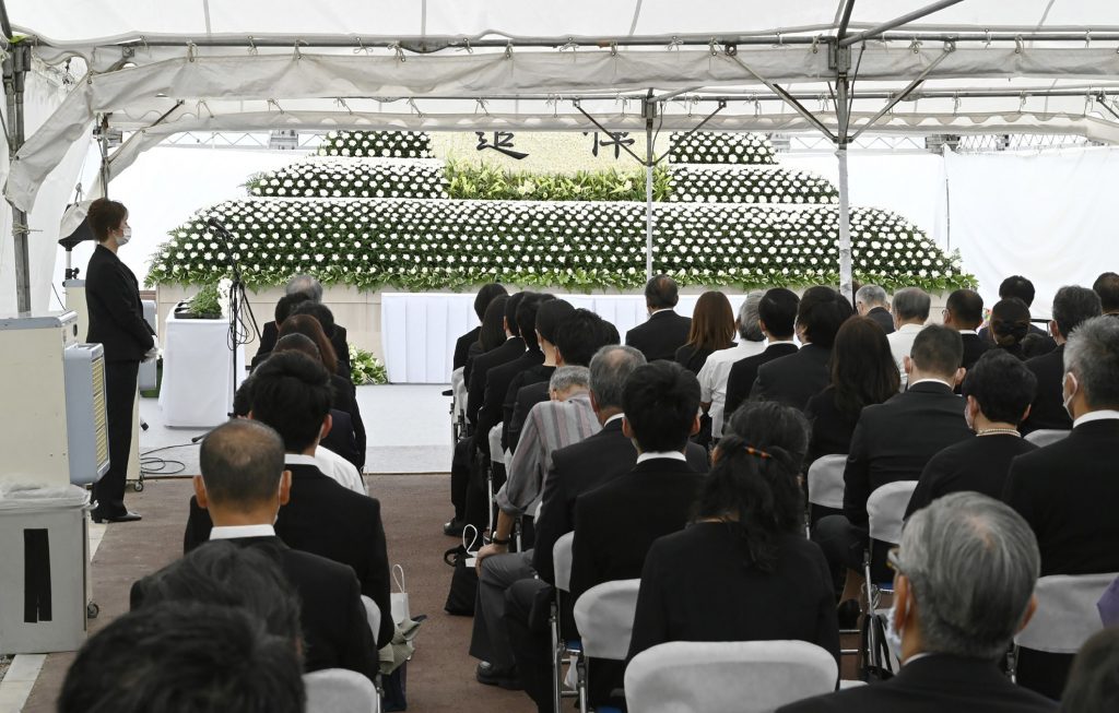 式典は事件発生時刻に近い午前10時半に始まり、同社の代理人弁護士などによると、30家族85人の遺族や、京アニ関係者9人が参列。(AFP)