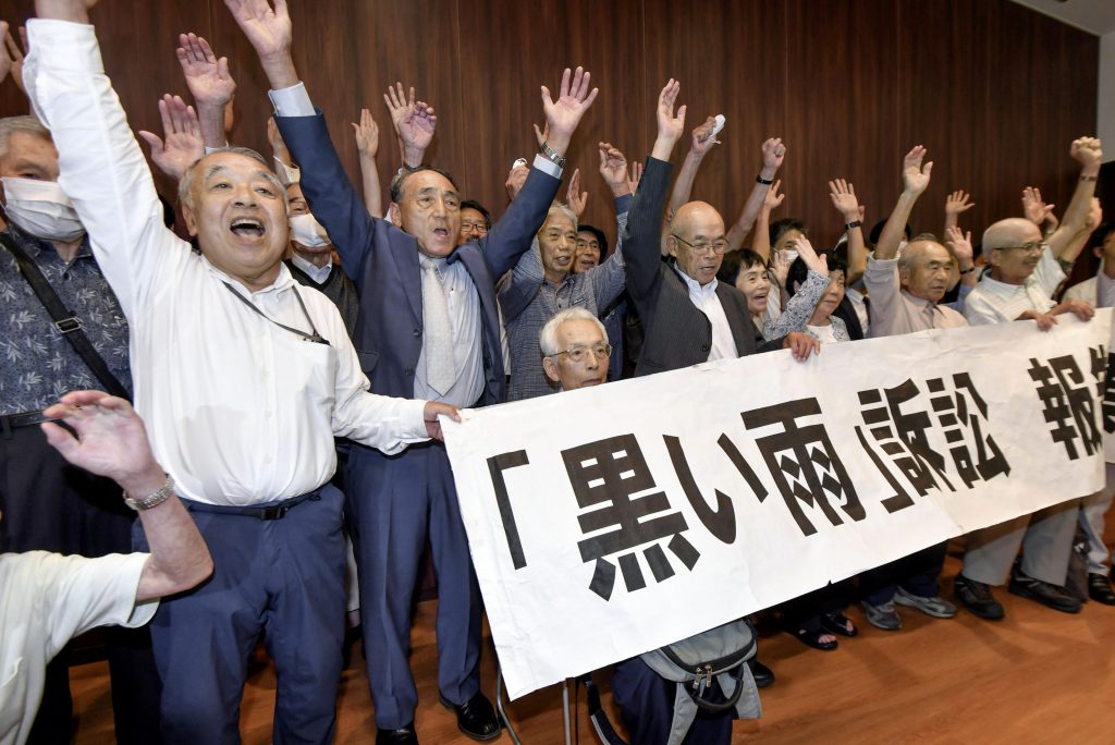 2020年7月29日水曜日、日本西部の広島で、地裁判決後の集会中勝利を祝う原告たちと支援者グループ。(AP)