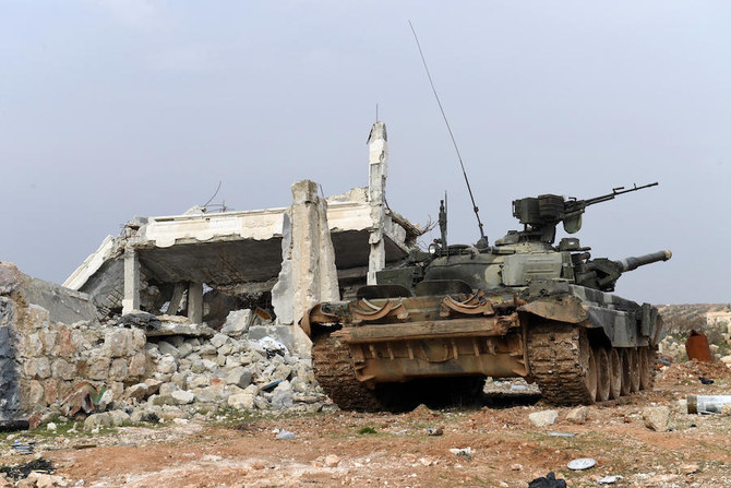 シリア北部アレッポ県のカーントゥマンの町の郊外に人員を配置する、戦車を備えるシリア政府軍。2020年1月29日。（AFP）