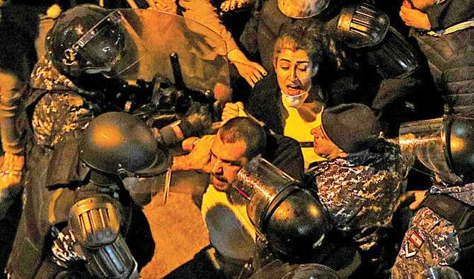 ベイルートの警察署の外で大々的な経済改革を要求するレバノンの反政府抗議者。(AFP)
