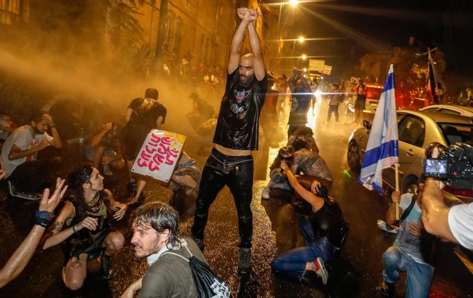 イスラエルでは、ベンヤミン・ネタニヤフ首相の新型コロナウイルス危機対応に対する国民の怒りによってこの数週間抗議デモが続いており、デモはついに警察との衝突にまで発展した。(AFP)