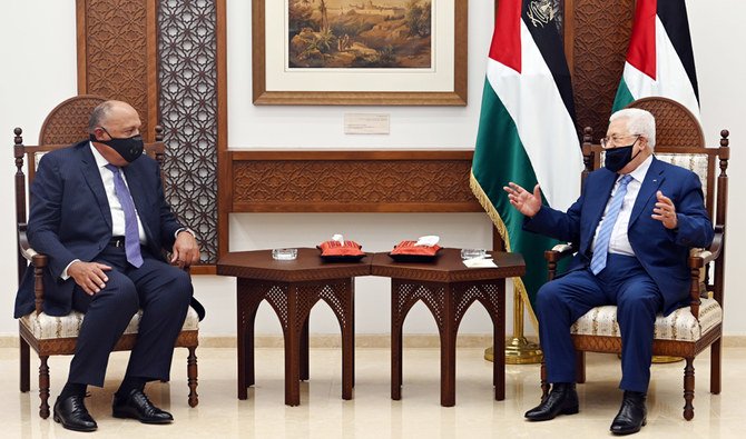イスラエル占領下のヨルダン川西岸のラマッラーでサメフ・シュークリー エジプト外相と会談するパレスチナのマフムード・アッバース大統領=2020年7月20日(ロイター)