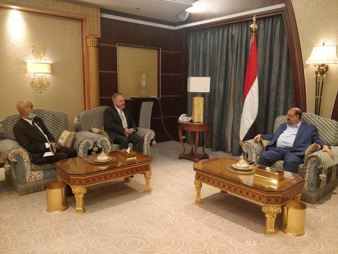 会談するクリストファー・ヘンゼル駐イエメン米国大使（中央）とスルターン・アル＝バラカーニー イエメン下院議長（右）（SABA）