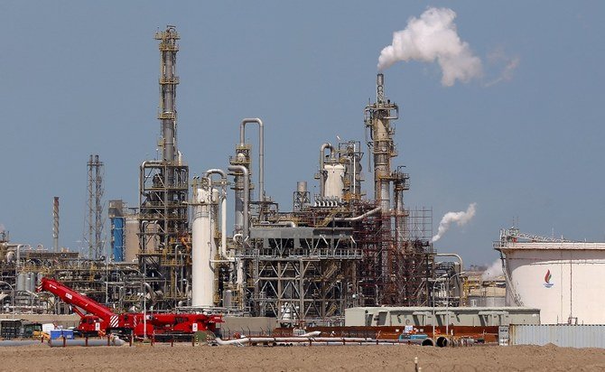 クウェート政府は３月、エネルギー部門の運営経費を削減すると発表した。上は、Shuaiba石油精製所である（AFP file photo）。