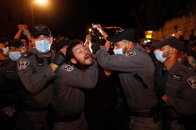 2020年7月26日、エルサレム。ベンヤミン・ネタニヤフ首相の汚職と政府のコロナ対応の不備に抗議活動中の男性を拘束するイスラエル警察。（ロイター）