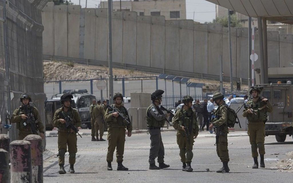 2016年4月27日、エルサレムとラマッラーの間の重要な交差点であるカランドイヤ検問所のイスラエル治安部隊。（AP写真）