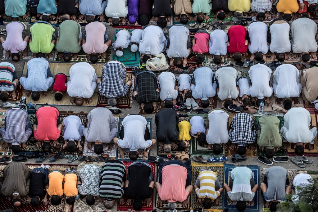 2019年8月11日、エジプトのイスラム教徒らが首都カイロ北東部のシェラトンという郊外にあるアル・サディックモスクの外で朝の祈りを捧げる。 (AFP)