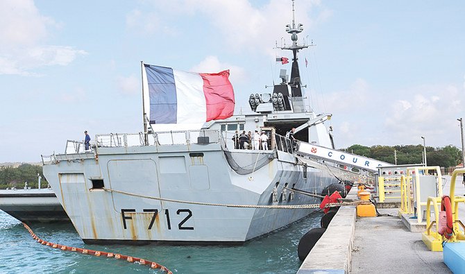 グアムのハガトナ近郊のグアム海軍基地に停船中のフランスのステルスフリゲート艦「クールベ」。リビアをめぐる軍事同盟内の緊張が高まる中、フランスはリビア沖でのNATO海軍作戦への参加を停止している。（AP）
