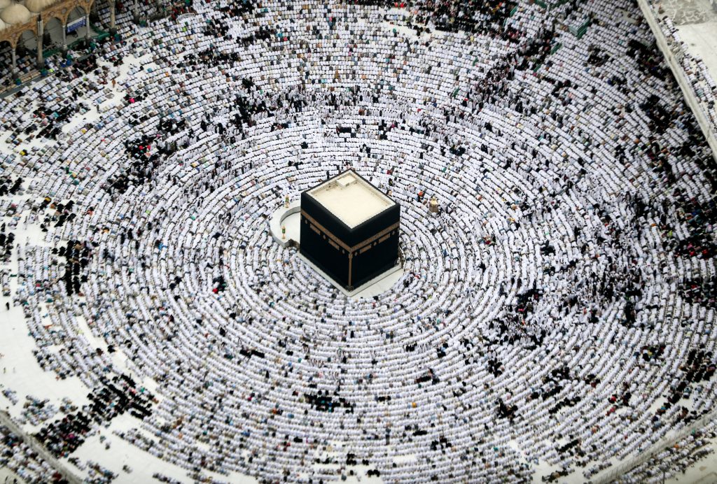 2019年5月31日に撮影されたこの写真は、カーバ神殿周辺での礼拝中にひれ伏すイスラム教徒の礼拝者を航空写真で撮影したものである。（AFP）