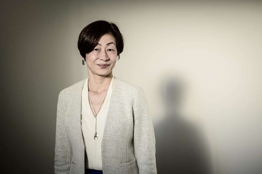 2020年2月18日、東京都内でAFPの取材を受けた際にポーズをとる、1988年ソウル五輪で日本代表として柔道銅メダルを獲った山口香(日本オリンピック委員会メンバー、筑波大学教授)。(AFP)