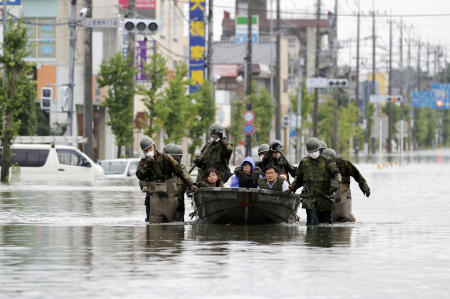 専門家は九州地方の記録的雨量と地球温暖化の関連性を指摘 Arab News