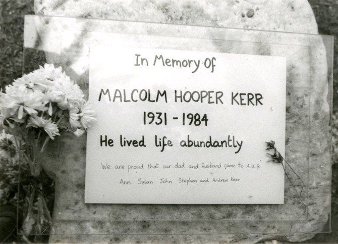 1984年1月18日、ベイルート・アメリカン大学（AUB）の学長マルコム・カー博士が後頭部を2発撃たれ、即死した。犯人は逃走し、身元が特定されることはなかった。（AUB所蔵）