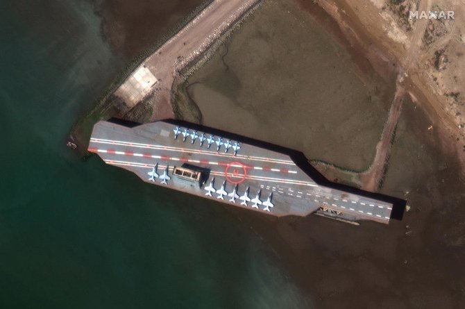 マクサー・テクノロジーズ撮影による2020年2月15日の衛星写真に、バンダーアバスのイラン製模造航空母艦が海上へ牽引されている様子が写っている。 (マクサー・テクノロジーズ提供、AP)
