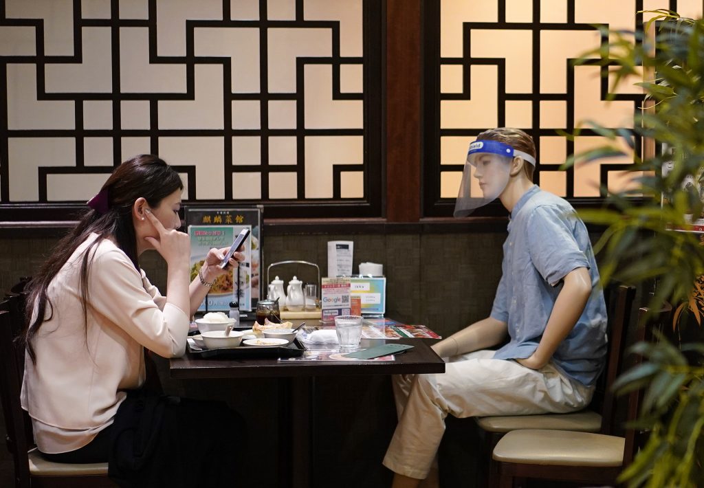COVID-19コロナウィルスパンデミックの中、東京の赤羽にあるレストランの席に座るマネキンたち。食事客がソーシャルディスタンスを維持するための手段として使われている。2020年6月26日。（資料写真/AFP）