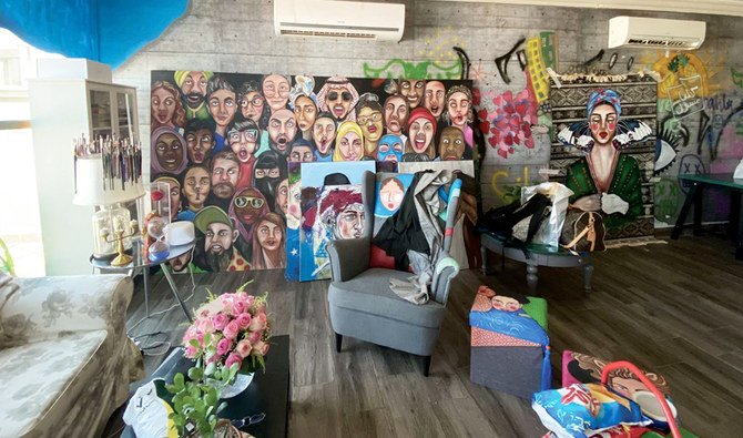 Nahla Ghafaili氏は外出禁止令の間、退屈を紛らわすため絵を描くことにしたもののすぐにキャンバスがなくなり、家にある日用品にも絵を描くことにした。(写真/提供)