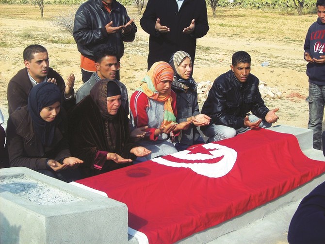 ブアジジ氏の無慈悲な扱いは、独裁的で腐敗した政権の下での生活に疲れたチュニジアの何百万人もの人々の心に響いた。(AFP)