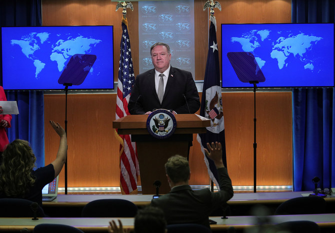 ワシントンの国務省で記者会見で質問に応じるマイク・ポンペオ米国務長官＝2020年7月8日 （ロイター）