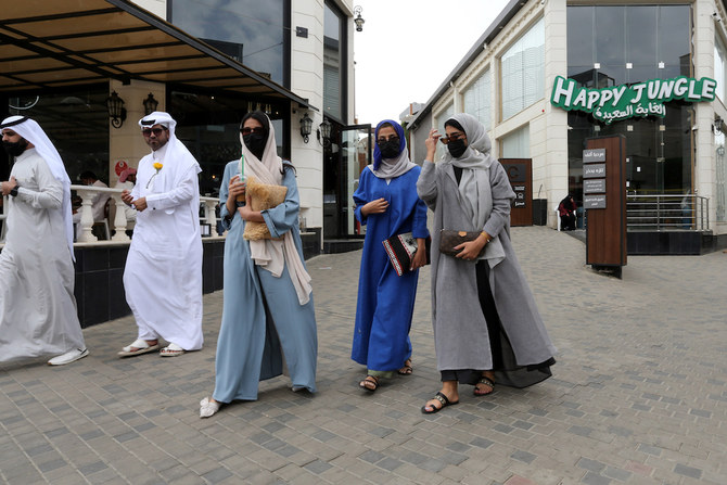 新型コロナウイルス感染症（COVID-19）の流行で衛生対策が取られる中、夏季が始まり、サウジアラビアの女性たちがアバハイ市を歩いている（ロイター）