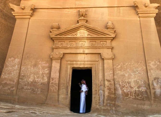 マダイン・サレハの古代遺跡で墓の中に立つサウジアラビアのツアーガイド＝2019年2月10日、サウジアラビア、アル・ウラ（ロイター）