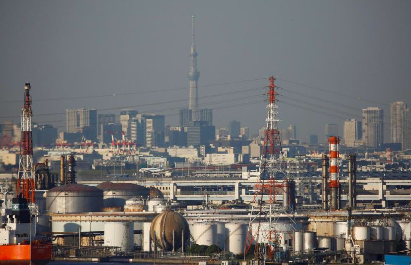 日本の関西にある工業港の展望デッキから見た工業団地の煙突。2016年10月24日。（資料写真/ロイター）
