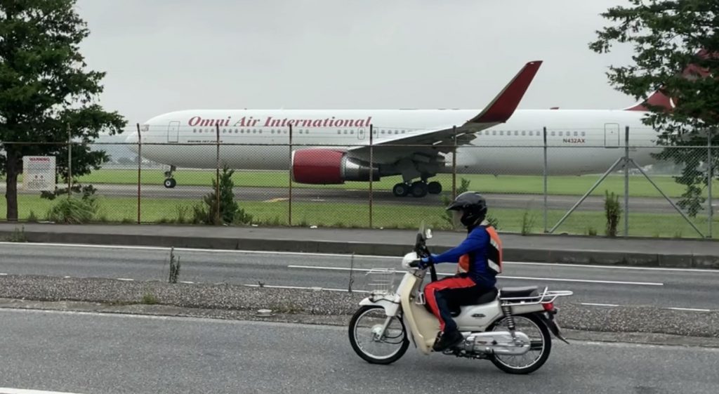 日本の公道に隣接する横田基地滑走路に着陸する機体。（ANJによる写真）