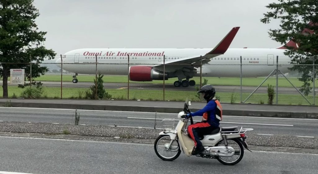 日本の公道に隣接する横田基地滑走路に着陸する機体。(ANJによる写真)