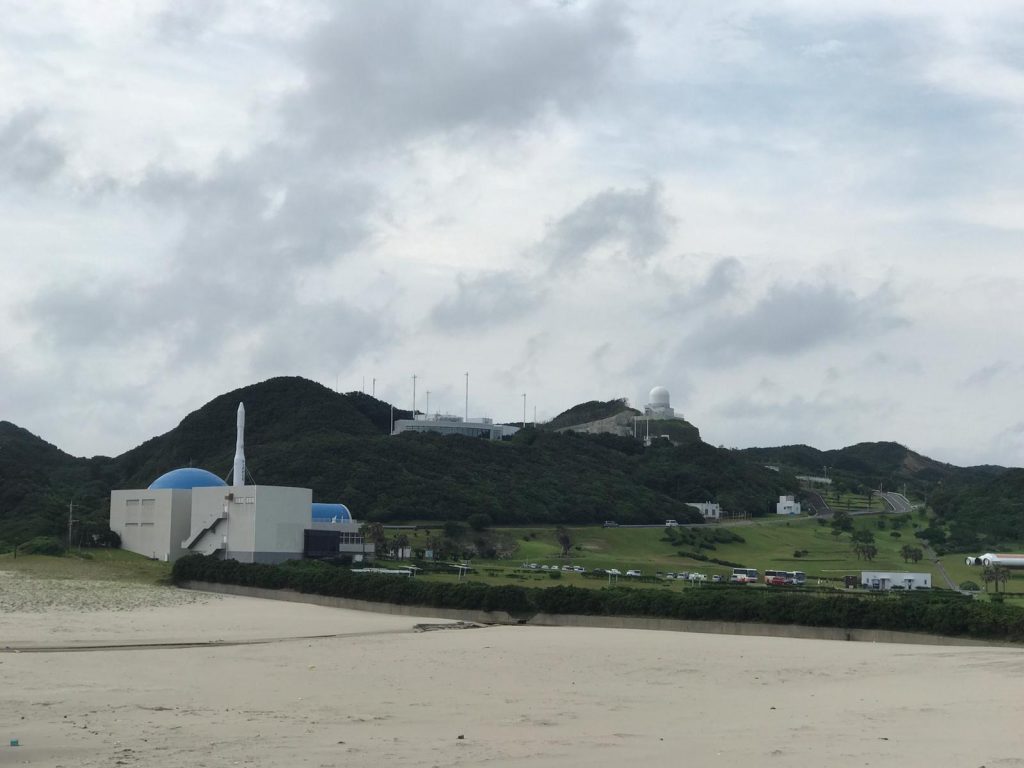 上げ前日及び当日の鹿児島県上空の天候悪化が原因だとう。