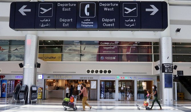 2020年7月17日、レバノンのベイルート国際空港で飛行機に乗り込みに向かう人々が台車を押す。2020年7月17日撮影（ロイター）