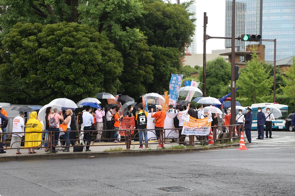 子供を奪われた親たちが日本の首相官邸前で抗議している。(アラブニュース・ジャパン)