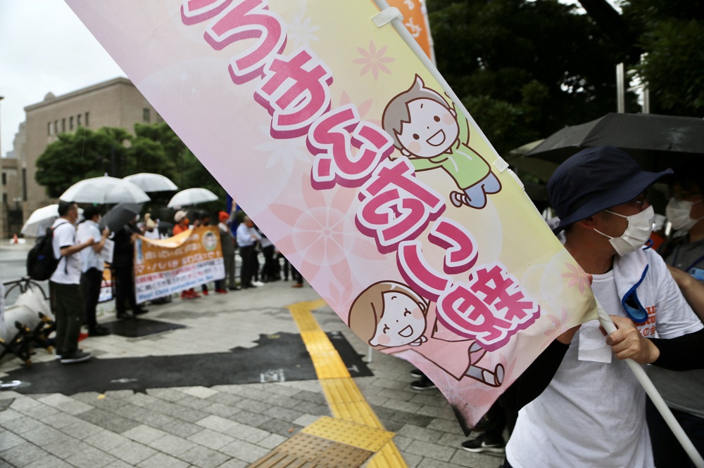 子供を奪われた親たちが日本の首相官邸前で抗議している。(アラブニュース・ジャパン)