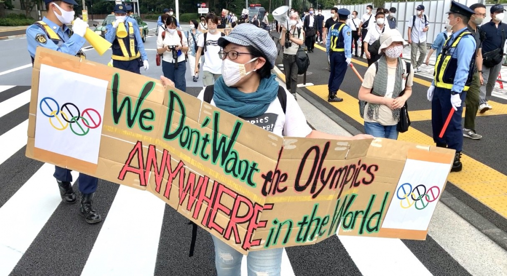 東京のデモ参加者らは五輪の完全中止を求めた。（AN写真）