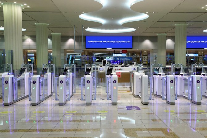 2020年4月27日、UAEのドバイ、新型コロナウイルス感染症（COVID-19）が感染拡大する中、ドバイ国際空港の電子ゲート周辺には誰もいない。（ロイター通信）