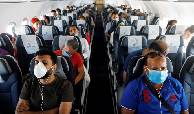 2020年6月20日、エジプトのシャルム・エル・シェイク国際空港で、飛行機のシートに座る保護フェイスマスク着用の乗客。（ロイター）