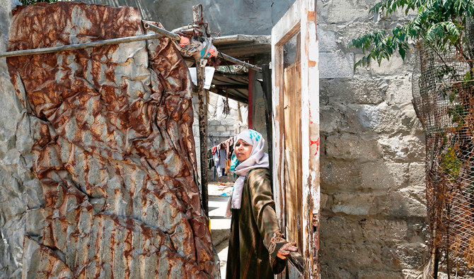 イスラエルの併合計画をめぐって懸念が高まるなか、あるパレスチナの女性がガザ地区南部の貧窮化した自宅の戸口に立っている。（AFP通信）
