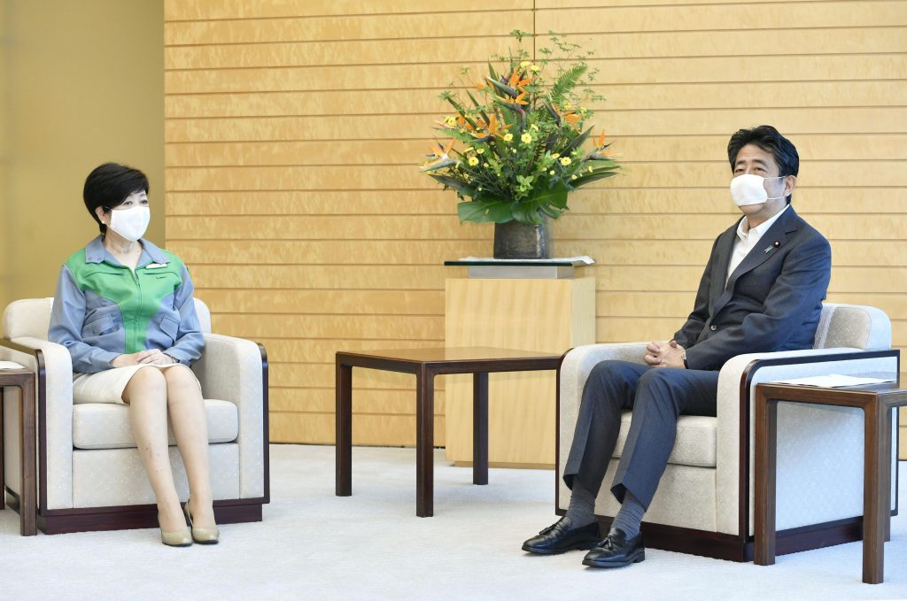 2020年7月6日、小池百合子東京都知事と安倍晋三首相が東京の首相官邸で会談の席に着く。(資料写真/ロイター)