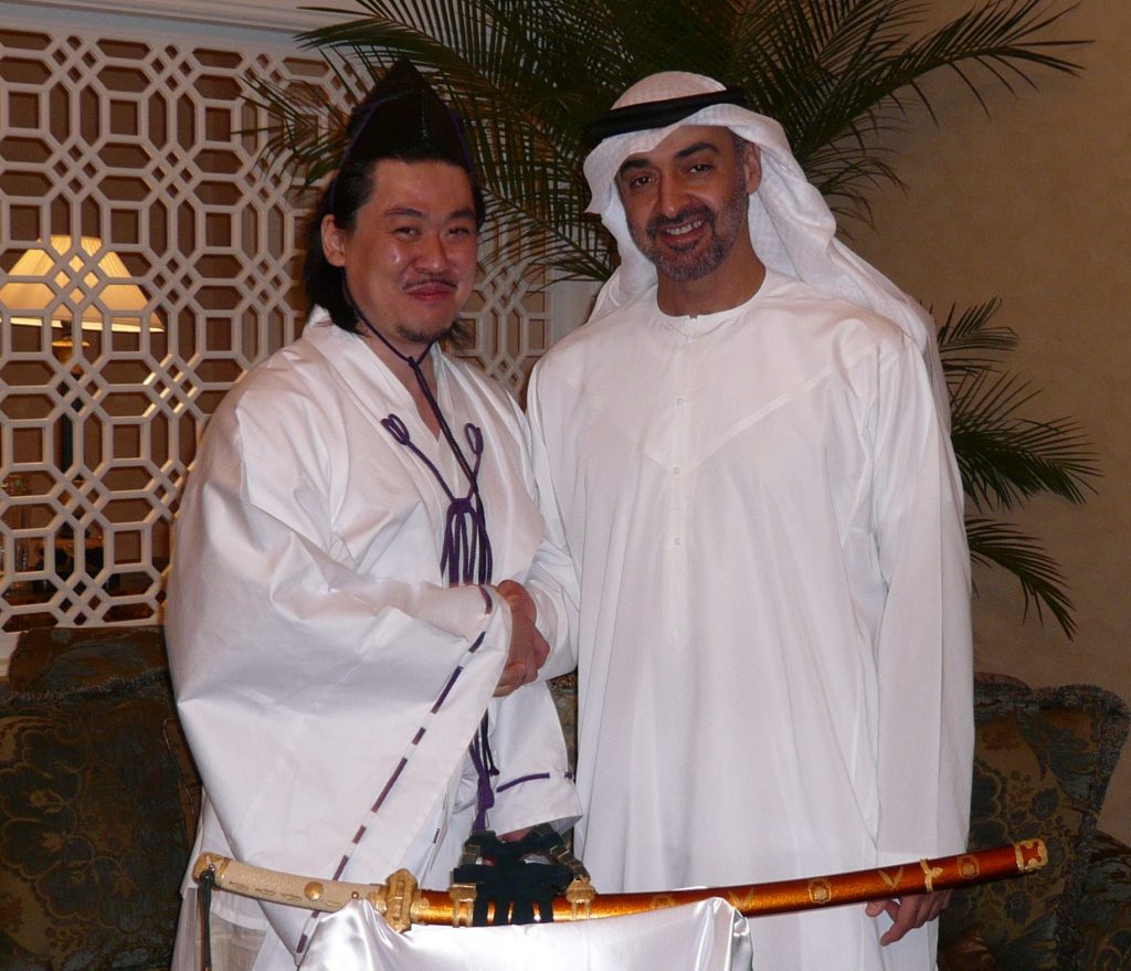 大和久は、アブダビ首長国の皇太子でアラブ首長国連邦軍副最高司令官のシェイク・モハメド・ビン・ザーイド・アル・ナヒヤーン殿下に刀を献上したと語った。（提供画像）