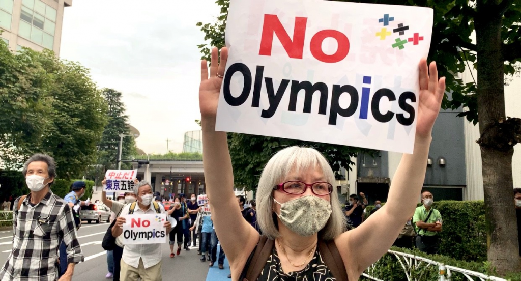 東京のデモ参加者らは五輪の完全中止を求めた。（AN写真）