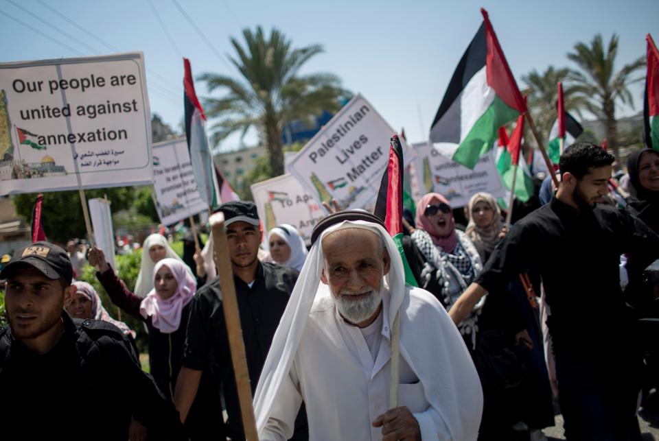2020年7月1日、ガザ市で、占領下の西岸の一部をイスラエルが併合する計画に反対するパレスチナ人のデモが行われた。（AP提供写真）