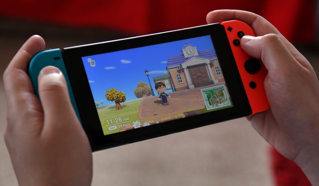 NintendoのSwitchの好調な売り上げは、Switchのゲームソフト『あつまれ どうぶつの森』のヒットによるものだ。（AFP）