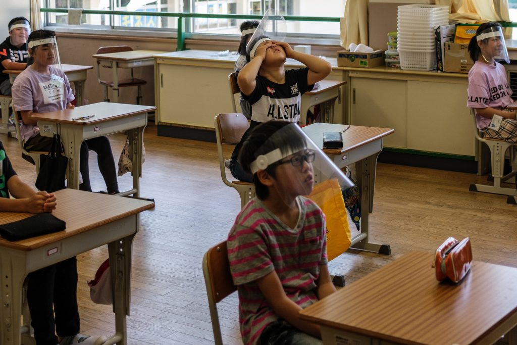 多くの小中学校では、里山や高原などに泊まりがけで出掛けて野外活動を行う林間学校を実施している。(AFP)