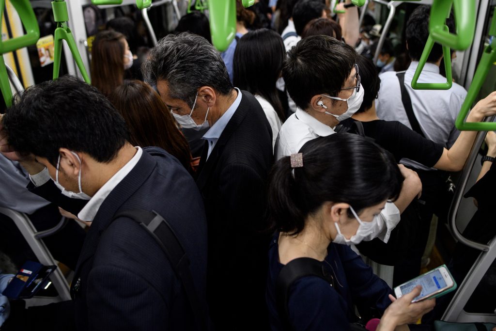 東京都は８日、新型コロナウイルスの感染者が新たに４２９人確認されたと発表した (AFP)