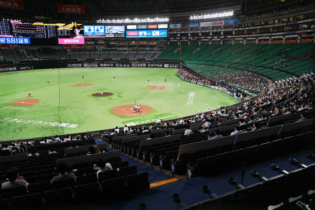 無観客のスタジアムに自宅にいるファンからの声援が響き渡る。楽器大手ヤマハが開発したリモート応援システムは、スマホで「拍手」や「声援」をタップする仕組み。(AFP)