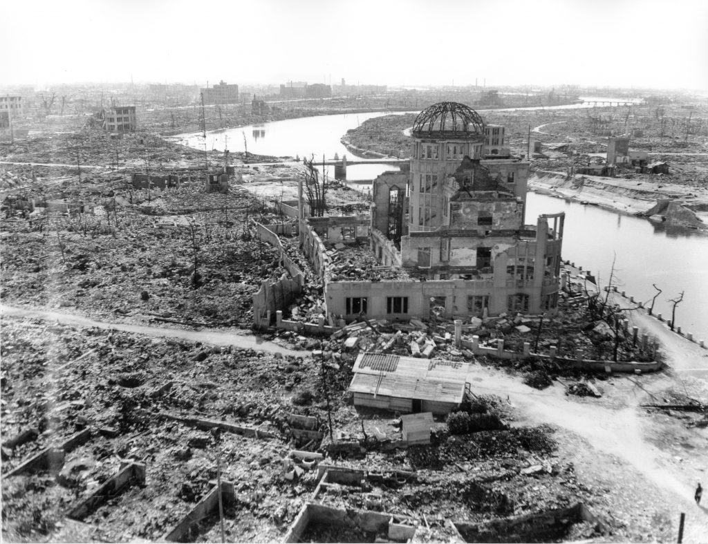 被爆直後の広島と長崎の写真を見ていた男子大学生ソーンさん（２４）は「被害の大きさと深刻さを目の当たりにし、心を揺さぶられた。(File photo/ AFP)