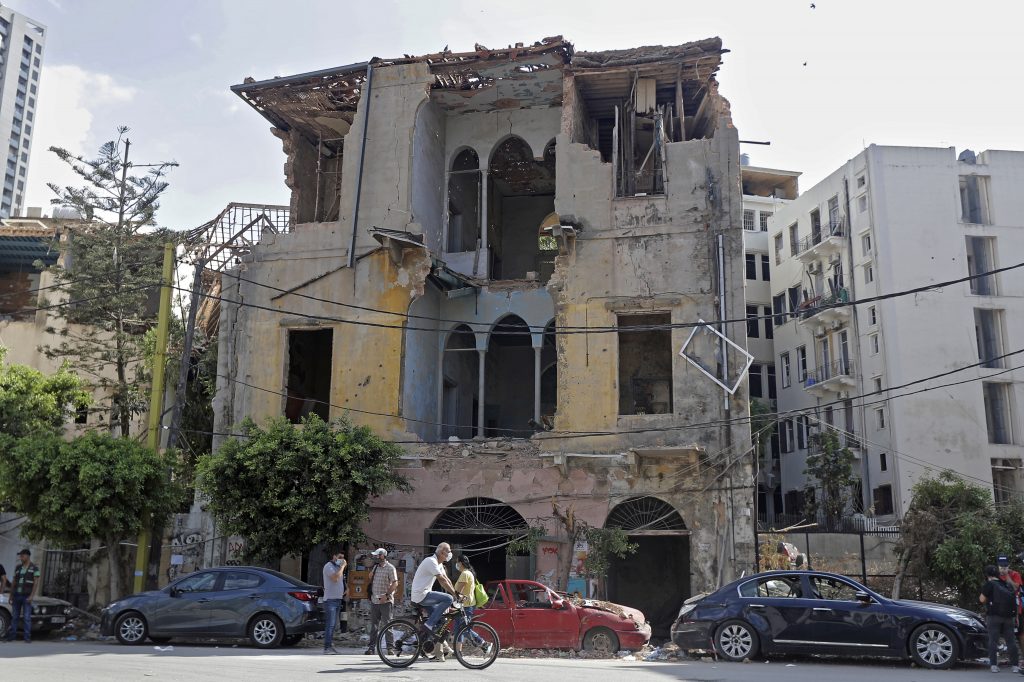  この写真は2020年8月11日に撮影されたもので、ベイルートの港の爆発により大きく損傷した伝統的なレバノンの家の様子が見える。場所は港の向かいにある壊滅的な被害を受けたGemmayzeh地区。（AFP）